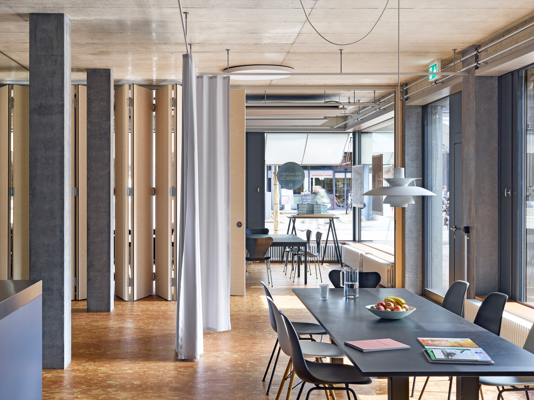 Die Büroräumlichkeiten der kunzarchitekten ag in Sursee: Blick vom Pausenbereich in Richtung Sitzungszimmer & Showfenster.