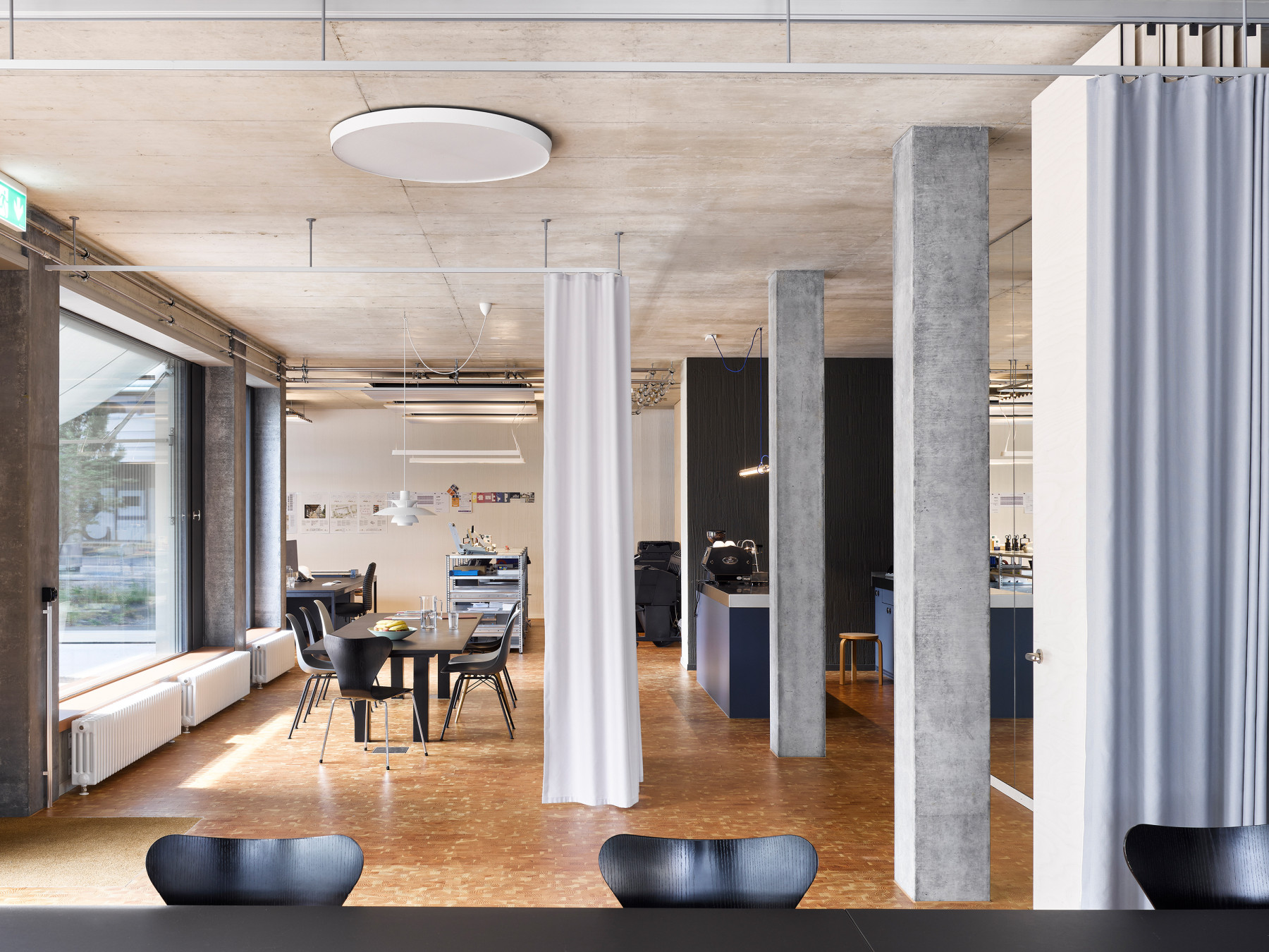 Die Büroräumlichkeiten der kunzarchitekten ag in Sursee: Blick vom Sitzungszimmer in Richtung Pausenbereich.