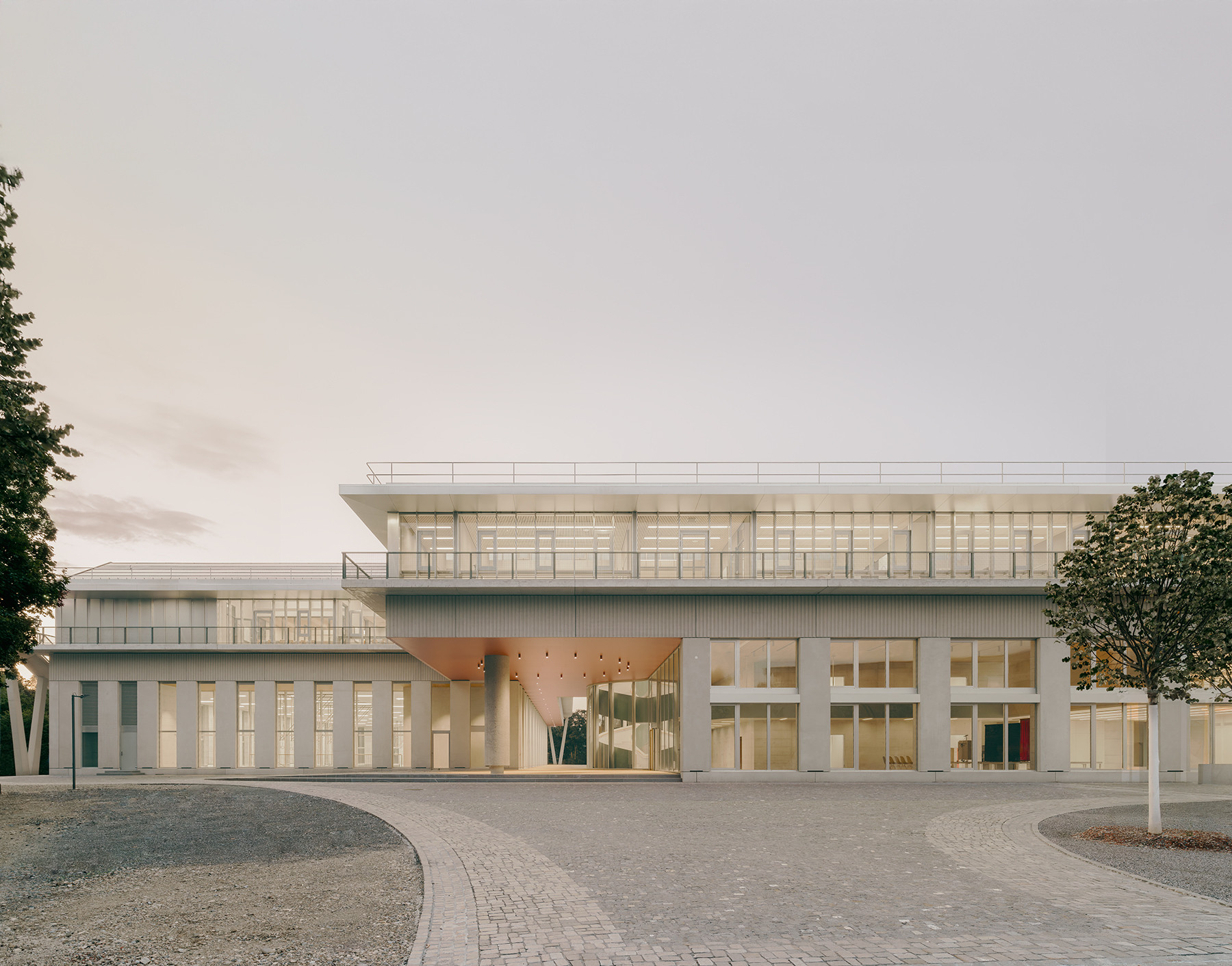 Ansicht des neuen Sekundarschulhauses Zirkusplatz in Sursee mit vorgelagertem Pausenplatz.
