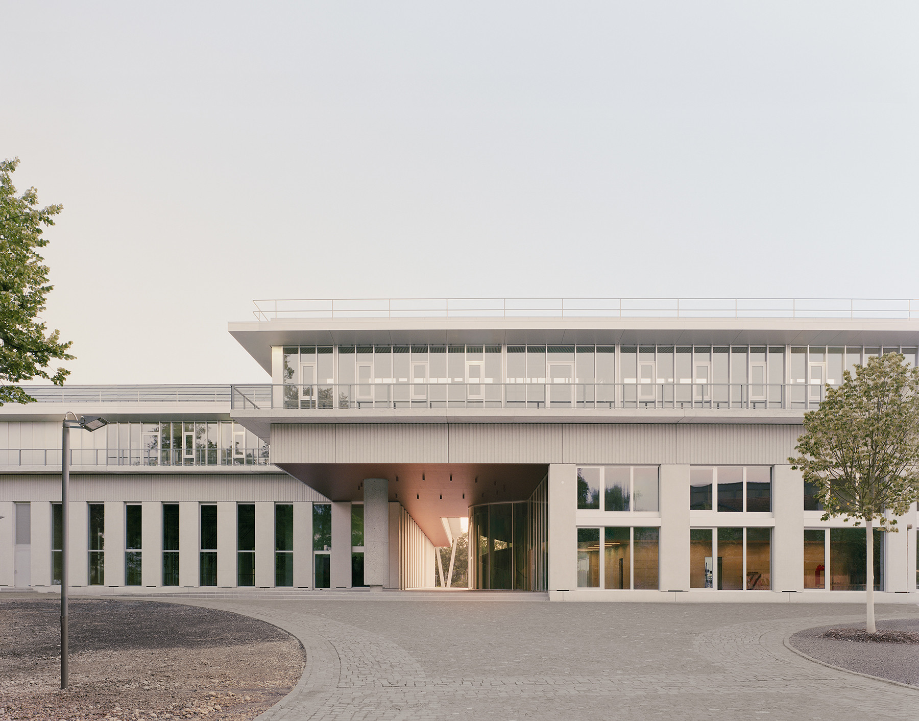 Detailansicht des Sockelbereichs und der Fassadenstützen beim Neubau des Schulhauses Zirkusplatz in Sursee.